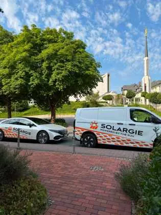 Solargie Montageteam mit Firmenfahrzeugen im Einsatz, Region Frankfurt