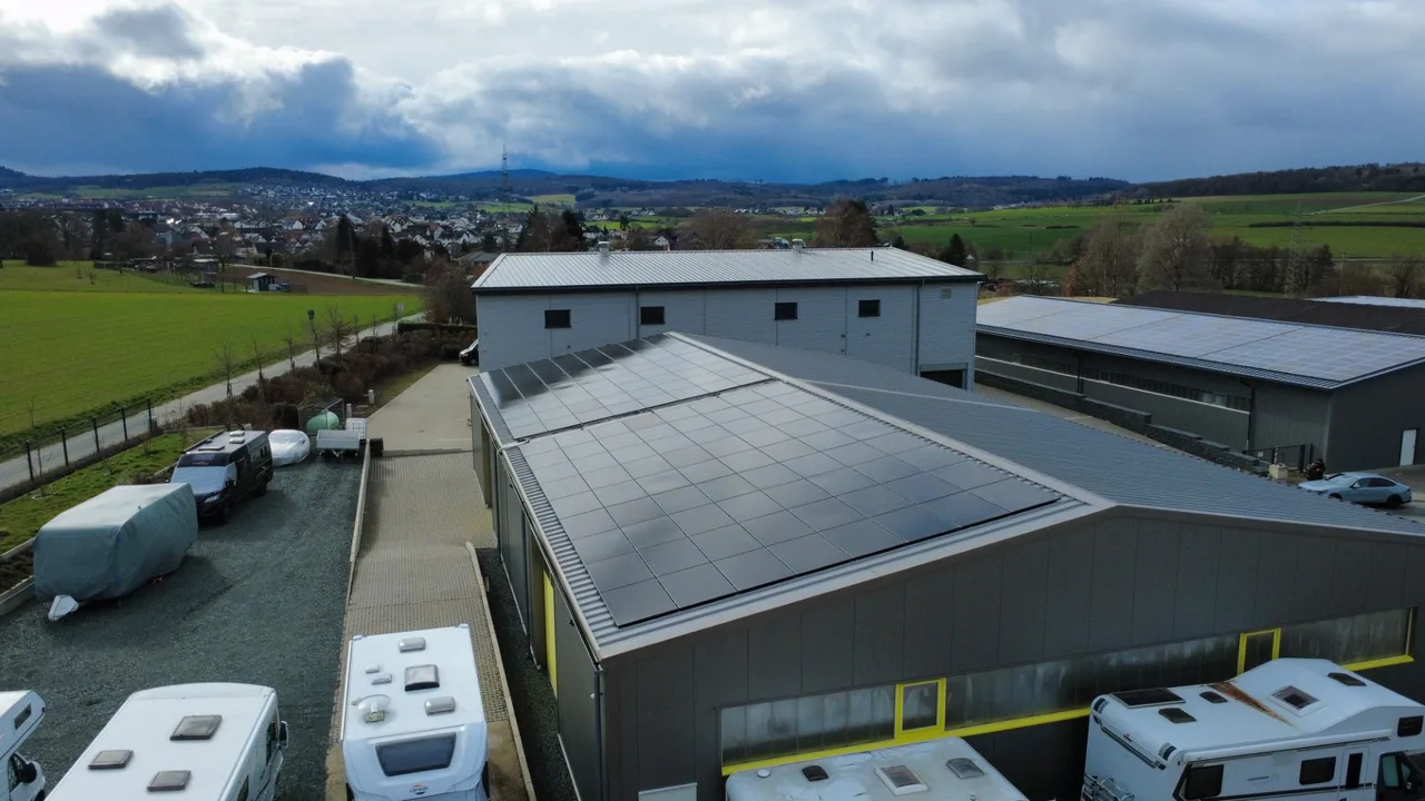 Photovoltaikanlage auf der Firmenhalle eines Caravan-Zentrums