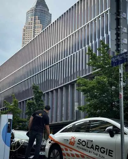 Solargie Servicetermin an einer Ladestation am Frankfurter Messeturm