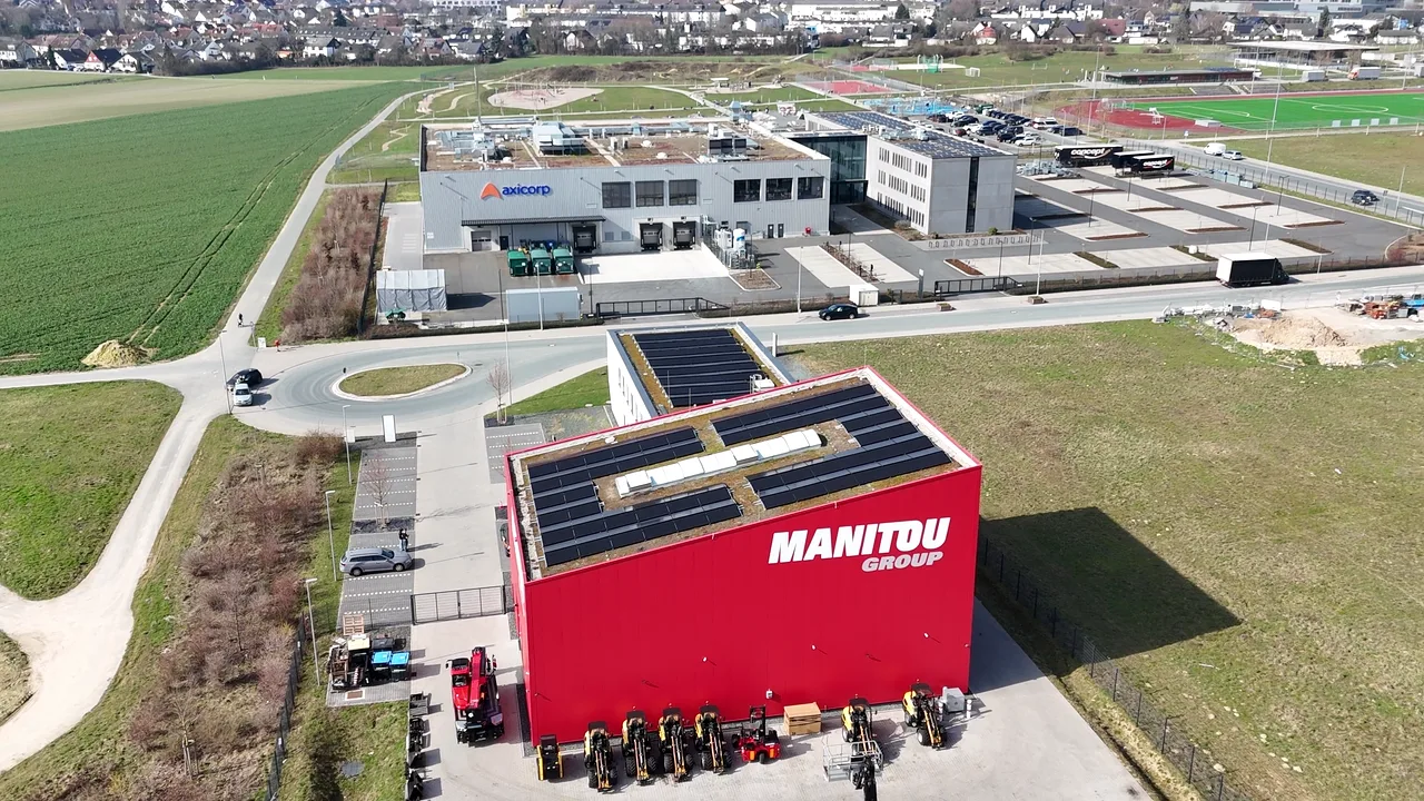 Photovoltaik-Gewerbeanlage auf der Industriehalle der Manitou Group, Luftaufnahme
