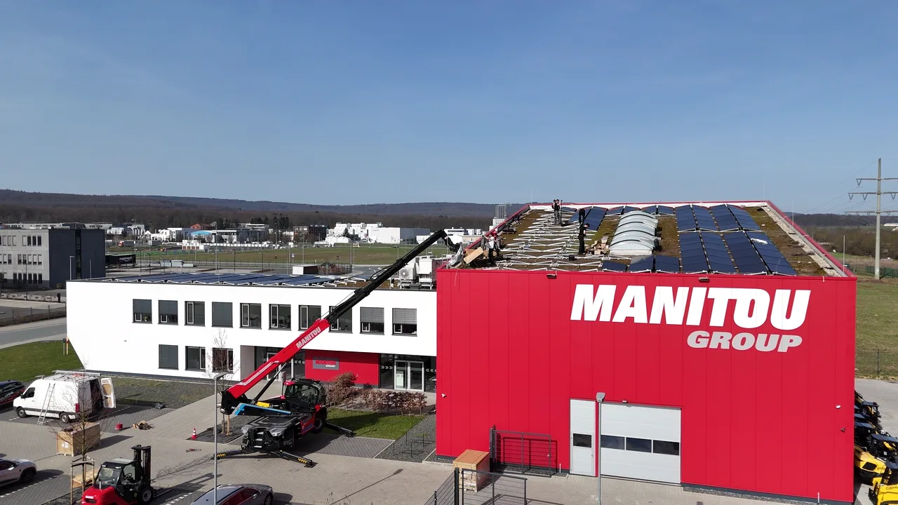 Montage der Photovoltaikanlage auf der Halle der Manitou Group durch Solargie