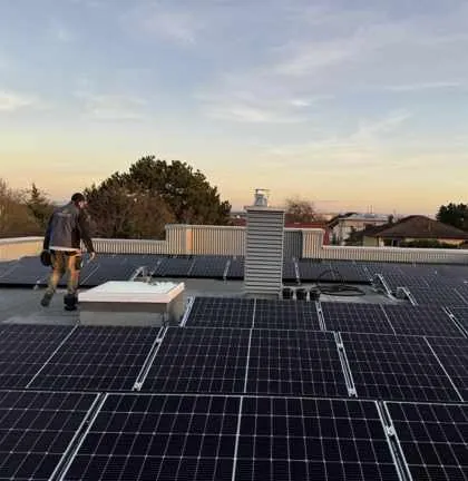 Montage einer Photovoltaikanlage durch Solargie bei Sonnenuntergang